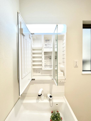 ���̑����ρ@�O�ʋ��̗��ɁA���ϕi��q���p�i�Ȃǂ����[�\�B���ʑ����������ƕۂ��܂��I