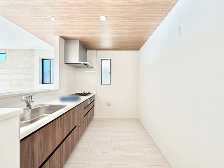 �L�b�`���@�u�₩�ȕ����ʂ蔲����L�b�`���B��������̂Ŗ��邭���C�ɂ��𗧂��܂��B