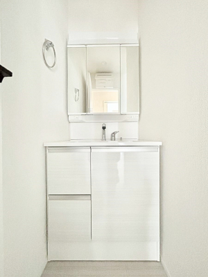 ���ʑ�E���ʏ��@�O�ʋ��̗��ɁA���ϕi��q���p�i�Ȃǂ����[�\�B���ʑ����������ƕۂ��܂��I