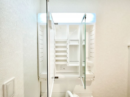 ���̑����ρ@�O�ʋ��̗��ɁA���ϕi��q���p�i�Ȃǂ����[�\�B���ʑ����������ƕۂ��܂��I