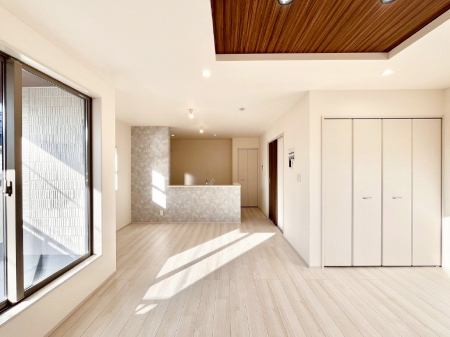 ���r���O�@���邢�z���������A�����̕��͋C�ɖ�������郊�r���O�E�_�C�j���O�B �@