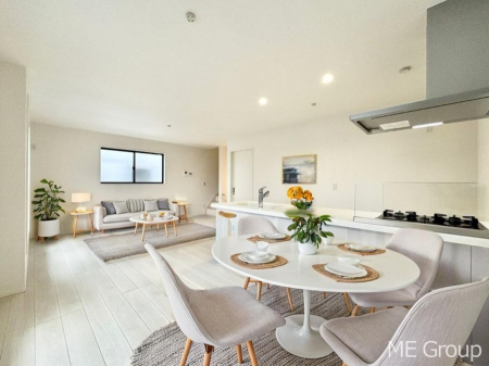 ���r���O�@�Ƒ��̘a�₩�ȉ�b���������Ă������B�J�����̂��郊�r���O�ł��B���Ƌ��CG�ł�  