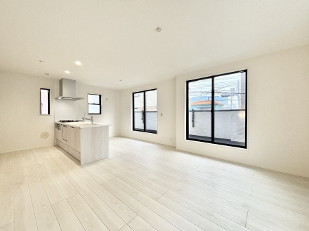 ���r���O�@���邢2�K���r���O�I�O����̎������V���b�g�A�E�g���ĉƑ��̃v���C�o�V�[�����܂��B