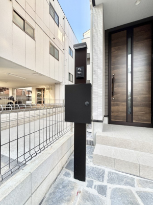 ���̑��@�\�D�E�C���^�[�z���E�|�X�g���ЂƂɏW��B�G���g�����X�ɂȂ��ރV���v���f�U�C���B