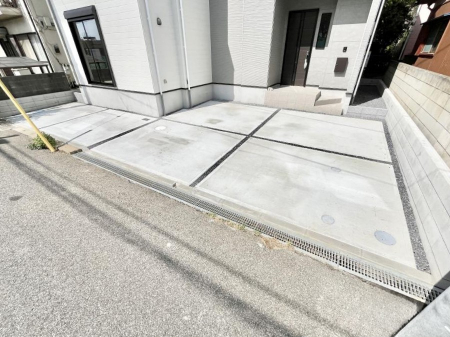 �@����2��\�I�}�Ȃ��q�l�̒��ԂɁB�܂��A���Ƒ��̎��]�ԃX�y�[�X�Ƃ��Ă��劈��B