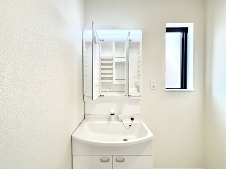 ���̑����ρ@�O�ʋ��̗��ɁA���ϕi��q���p�i�Ȃǂ����[�\�B���ʑ����������ƕۂ��܂��I