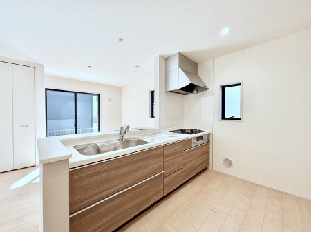 �L�b�`���@���r���O�ŗV�Ԃ��q�l�������Ȃ��炨�������ł���ΖʃL�b�`���B  