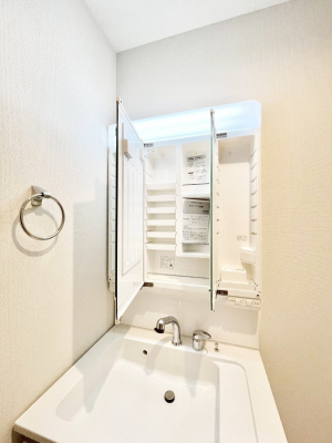 ���̑����ρ@�O�ʋ��̗��ɁA���ϕi��q���p�i�Ȃǂ����[�\�B���ʑ����������ƕۂ��܂��I