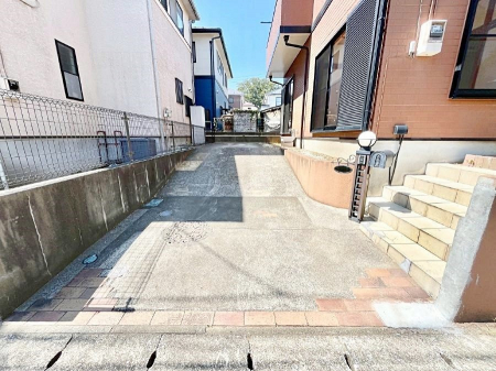 @2\I}Ȃql̒ԂɁB܂AƑ̎]ԃXy[XƂĂ劈B