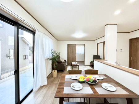 ̑ρ@Ƒ̏Ί炪RƐ܂ĂAȕ͋C̃_CjOɎdオĂ܂ 