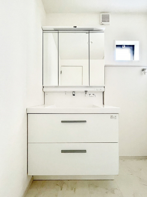 ���ʑ�E���ʏ��@�X�^�C�����O�ɕ֗��ȎO�ʋ��A�~���[�L���r�l�b�g�ōׂ������X�b�L��