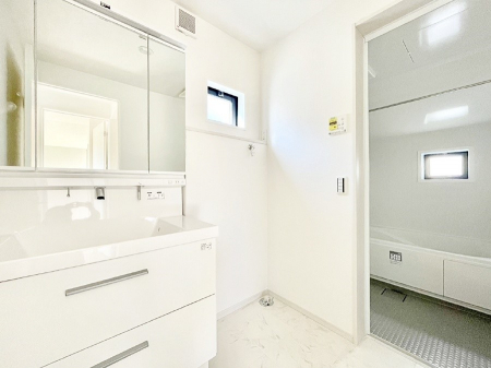 ���̑��@���ʏ��͂�Ƃ�̂���X�y�[�X�ŁA�g�x�x�������̃X�L���P�A���S�ɗ]�T�������Ăł������ł��B