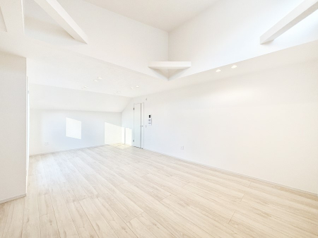 ���r���O�@��Ԃ����o����㕔�����������̗p���A���S�n�̗ǂ��ɂ�����������r���O