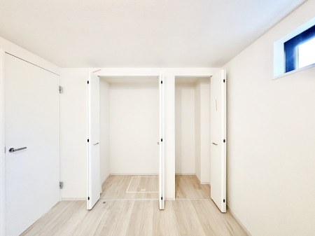 ���[�@�m���̃N���[�[�b�g�B���s��������̂Ō���̈ߗނ�����������܂�܂��B