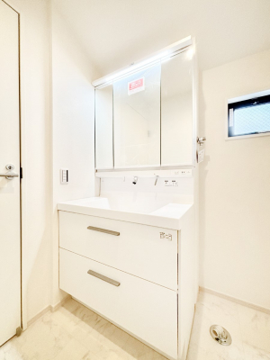 ���ʑ�E���ʏ��@�X�^�C�����O�ɕ֗��ȎO�ʋ��A�~���[�L���r�l�b�g�ōׂ������X�b�L��