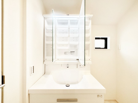 ���̑����ρ@�O�ʋ��̗��ɁA���ϕi��q���p�i�Ȃǂ����[�\�B���ʑ����������ƕۂ��܂��I