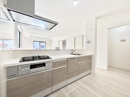 �L�b�`���@���r���O�ŗV�Ԃ��q�l�������Ȃ��炨�������ł���ΖʃL�b�`���B  