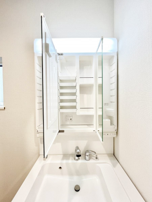 ���̑����ρ@�O�ʋ��̗��ɁA���ϕi��q���p�i�Ȃǂ����[�\�B���ʑ����������ƕۂ��܂��I