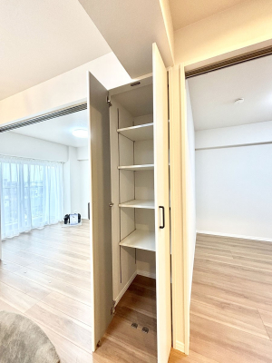 ���̑����ρ@���r���O���[�B�����Ɏ��[������ƕ����W�܂�LDK���X�b�L���Еt�������ł��ˁB  