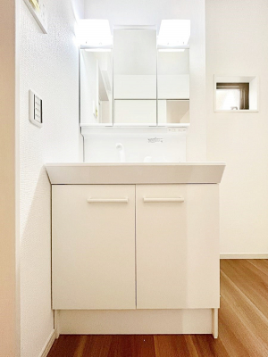 ���ʑ�E���ʏ��@�O�ʋ��̗��ɁA���ϕi��q���p�i�Ȃǂ����[�\�B���ʑ����������ƕۂ��܂��I