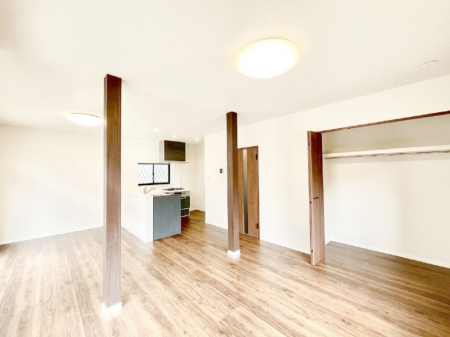 ̑ρ@Ƒ̏Ί炪RƐ܂ĂAȕ͋C̃_CjOɎdオĂ܂B