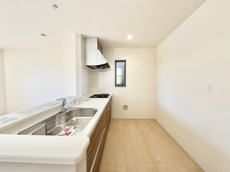 �L�b�`���@�u�₩�ȕ����ʂ蔲����L�b�`���B��������̂Ŗ��邭���C�ɂ��𗧂��܂��B