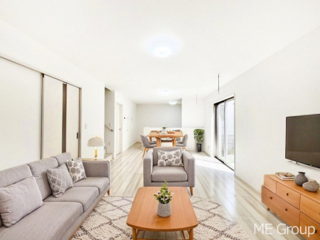 ���r���O�@�Ƒ��̘a�₩�ȉ�b���������Ă������B�J�����̂��郊�r���O�ł��B���Ƌ��CG�ł�  