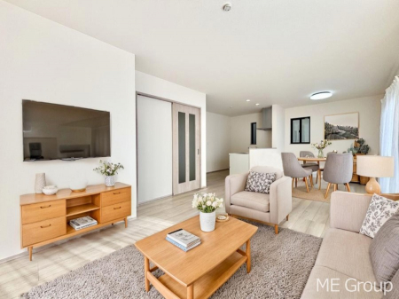 ���r���O�@�Ƒ��̘a�₩�ȉ�b���������Ă������B�J�����̂��郊�r���O�ł��B���Ƌ��CG�ł�  