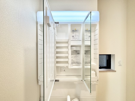 ���ʑ�E���ʏ��@�O�ʋ��̗��ɁA���ϕi��q���p�i�Ȃǂ����[�\�B���ʑ����������ƕۂ��܂��I  