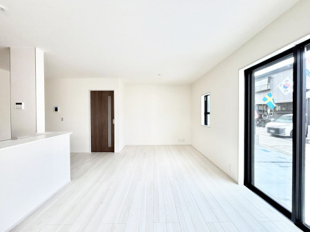 ���r���O�@���邢�z���������A�����̕��͋C�ɖ�������郊�r���O�E�_�C�j���O�B   