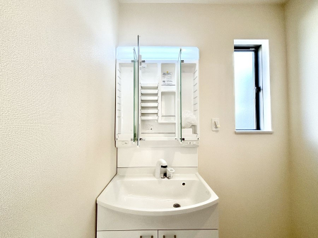 ���̑����ρ@�O�ʋ��̗��ɁA���ϕi��q���p�i�Ȃǂ����[�\�B���ʑ����������ƕۂ��܂��I