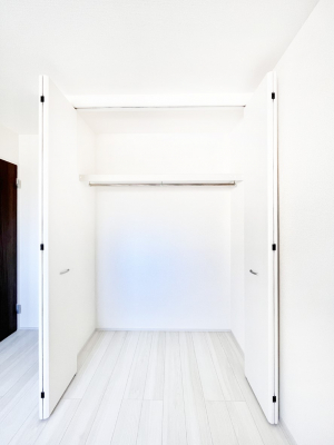 ���[�@��������ߗނ�ו��Ȃǂ̎��[�ɕ֗��ȃN���[�[�b�g�t���ł��B