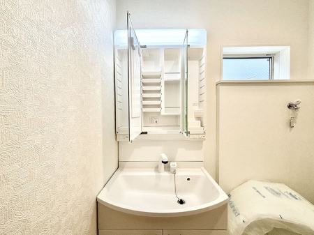 ���̑����ρ@�O�ʋ��̗��ɁA���ϕi��q���p�i�Ȃǂ����[�\�B���ʑ����������ƕۂ��܂��I