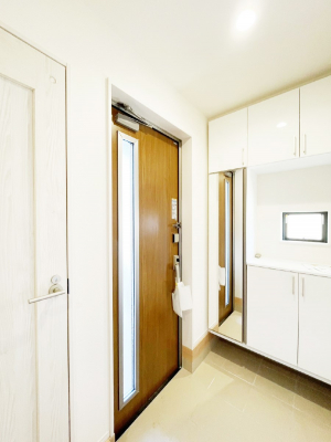 ���ց@�K���X�X���b�g�̓��������փh�A�������Ɍ���͂��Ă���܂�