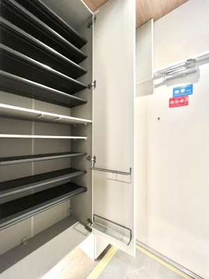 ���̑����ρ@�����Ղ���[�ł���V���[�Y�{�b�N�X�ŉƑ��S���̌C���A���ւ�������B  