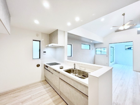 �L�b�`���@���r���O�ŗV�Ԃ��q�l�������Ȃ��炨�������ł���ΖʃL�b�`���B  