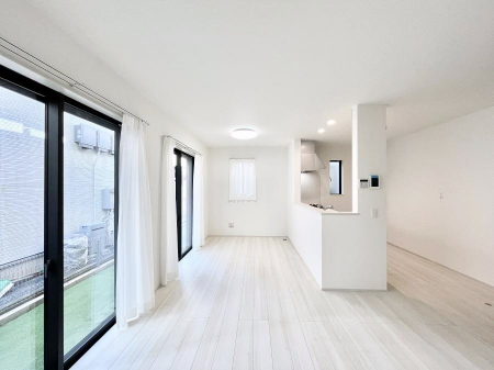 ̑ρ@Ƒ̏Ί炪RƐ܂ĂAȕ͋C̃_CjOɎdオĂ܂B