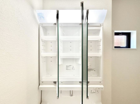 ���̑����ρ@�O�ʋ��̗��ɁA���ϕi��q���p�i�Ȃǂ����[�\�B���ʑ����������ƕۂ��܂��I