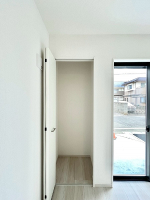 ���̑����ρ@���r���O���[�B�����Ɏ��[������ƕ����W�܂�LDK���X�b�L���Еt�������ł��ˁB  