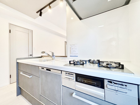 �L�b�`���@���r���O�ŗV�Ԃ��q�l�������Ȃ��炨�������ł���ΖʃL�b�`��