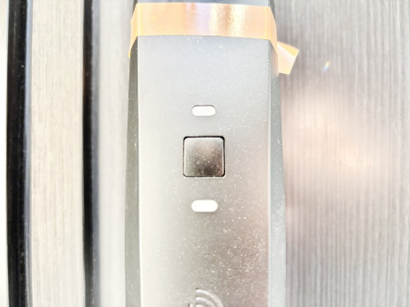 ���̑��@�{�^���������Ă����������I���փh�A�͓d�q�L�[�d�l�ł��B