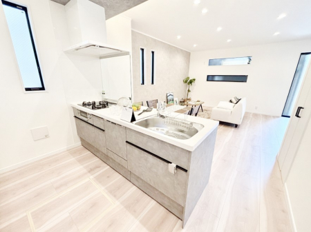 �L�b�`���@���Ƒ��̉�b�e�ޑΖʃL�b�`���B���������̃p�p�}�}�����Ƒ��Ɖ߂������Ԃ����������I