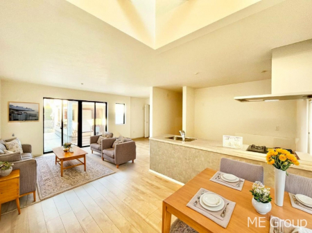 ���r���O�@�㕔�͐������I���R������荞�܂�A�Ƒ��c���̏ꏊ�𖾂邭���o���Ƌ��CG�ł�