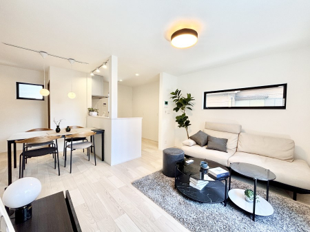 ���r���O�@���邢�z���������A�����̕��͋C�ɖ�������郊�r���O�E�_�C�j���O�B   