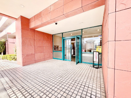 �G���g�����X�@�O�� �Y��ȃG���g�����X�́A���Z�҂�D�����}������Ă���܂�   