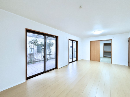 ̑ρ@Ƒ̏Ί炪RƐ܂ĂAȕ͋C̃_CjOɎdオĂ܂B