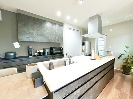 �L�b�`���@���������Ȃ���ł����Ƒ��Ƃ̉�b���y���߂�ΖʃL�b�`��