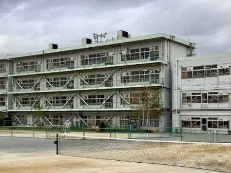 ���ӊ��@���w�Z 1100m ���R�s����Տ����w�Z