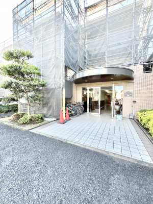 �G���g�����X�@�O�� �Y��ȃG���g�����X�́A���Z�҂�D�����}������Ă���܂�  