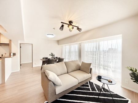 ���r���O�@���邢�z���������A�����̕��͋C�ɖ�������郊�r���O�_�C�j���O 